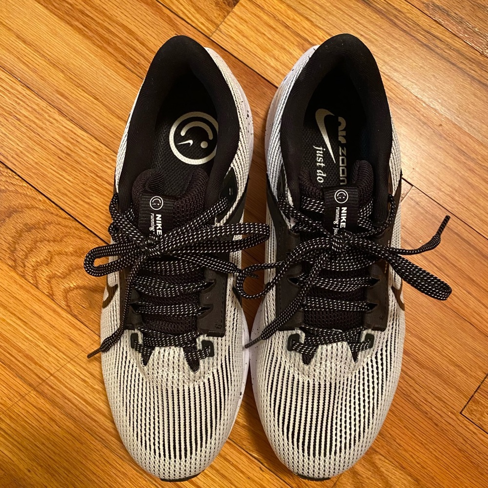 Nike Pegasus 40 Black and Gray Athletic Shoes